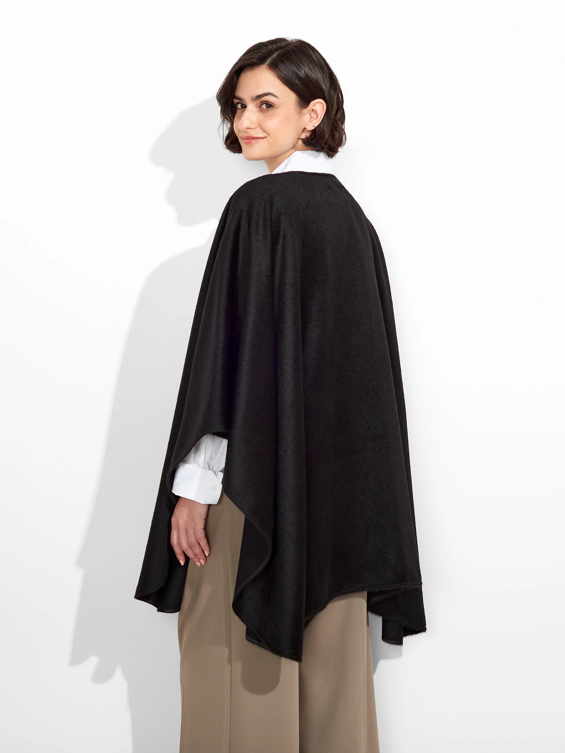 Gil Cape Baby Alpaca Color Black - Image 3