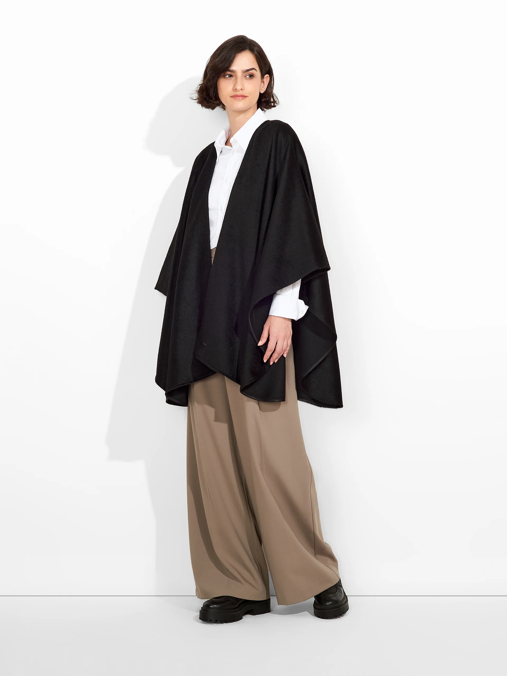 Gil Cape Baby Alpaca Color Black - Image 4