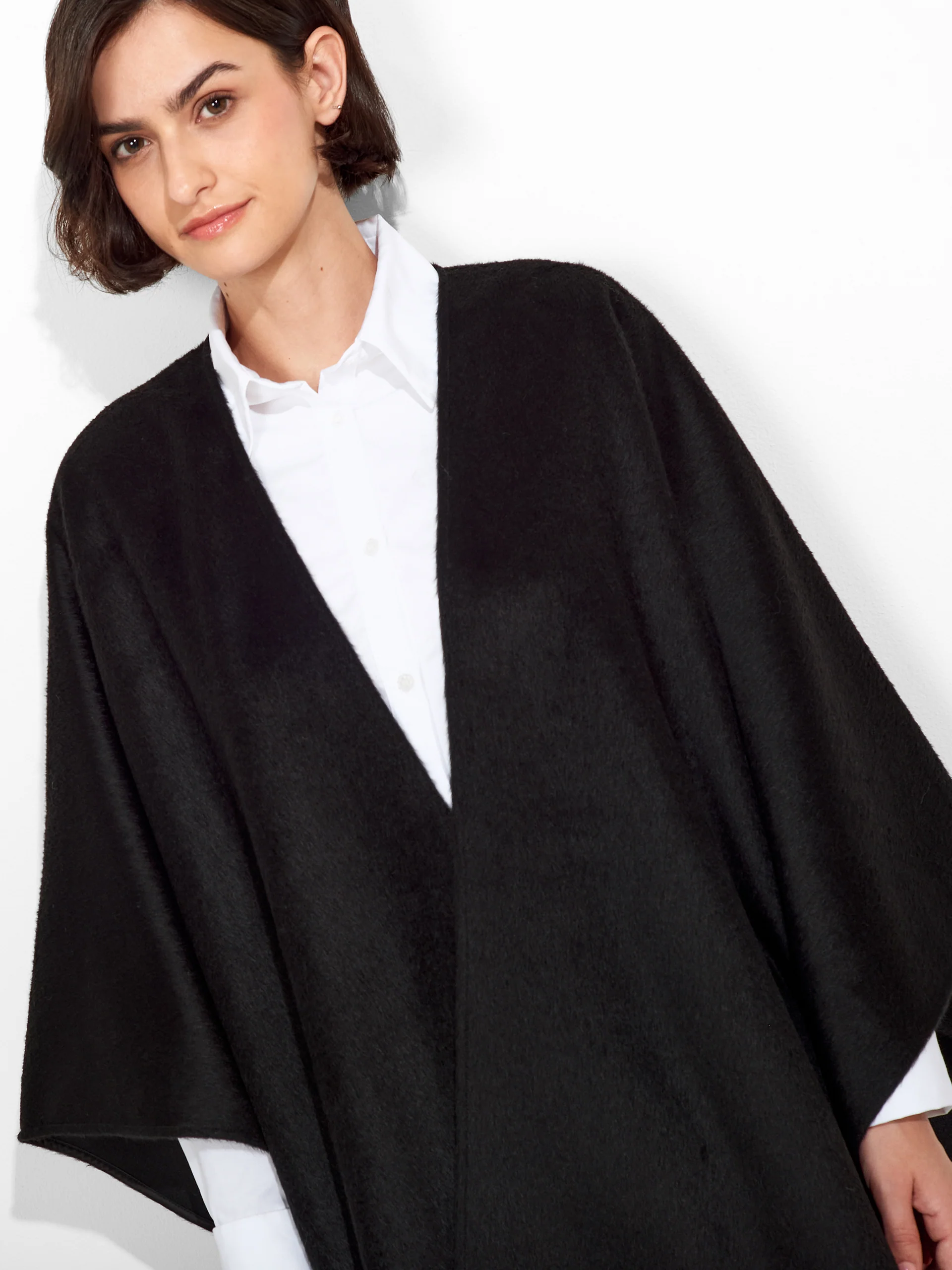 Gil Cape Baby Alpaca Color Black - Image 5