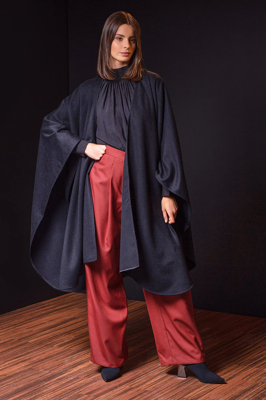 Grun - Royal Alpaca Cape Royal Alpaca Color Black - Image 3