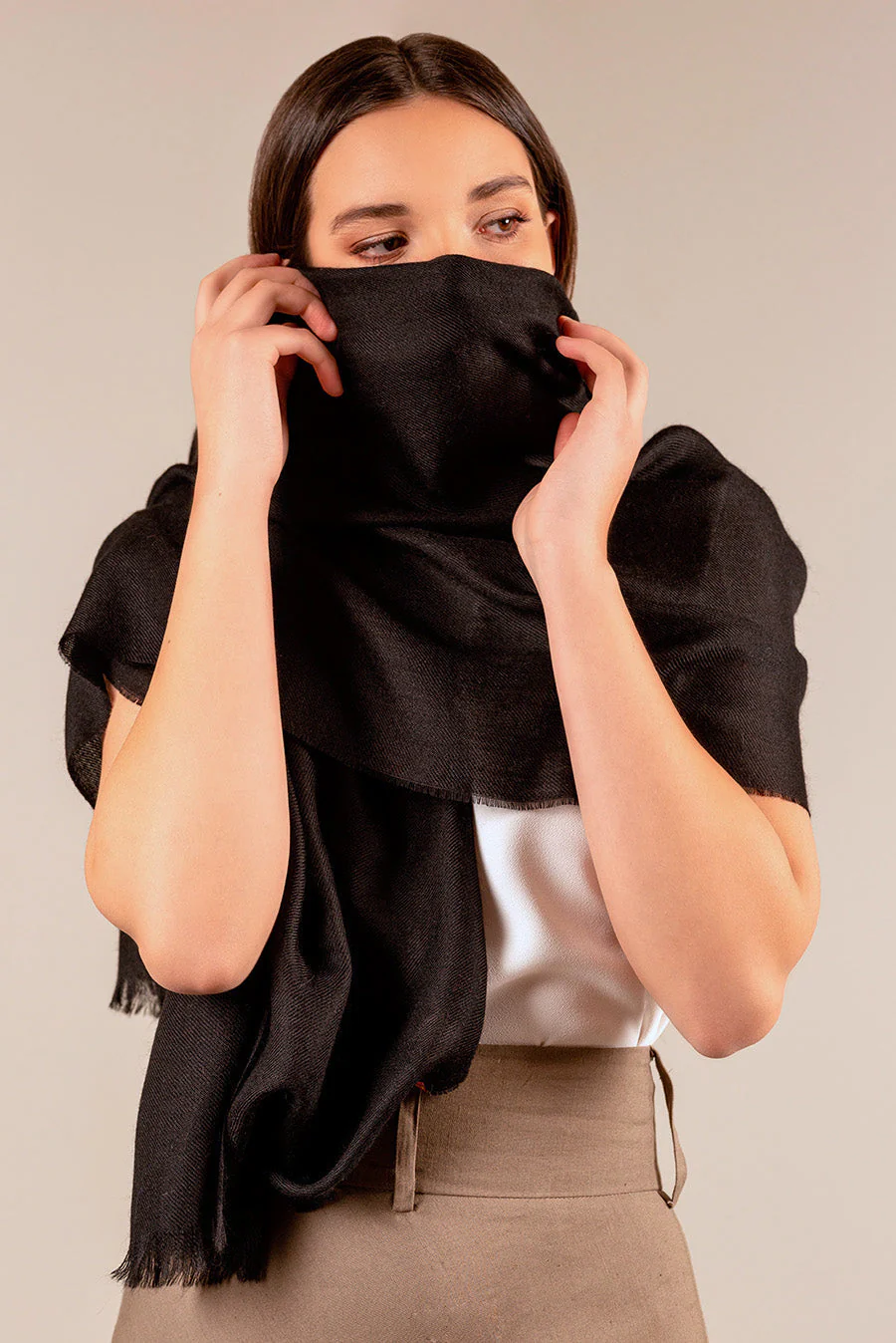 Amareto Shawl Baby Alpaca Color Black - Image 3