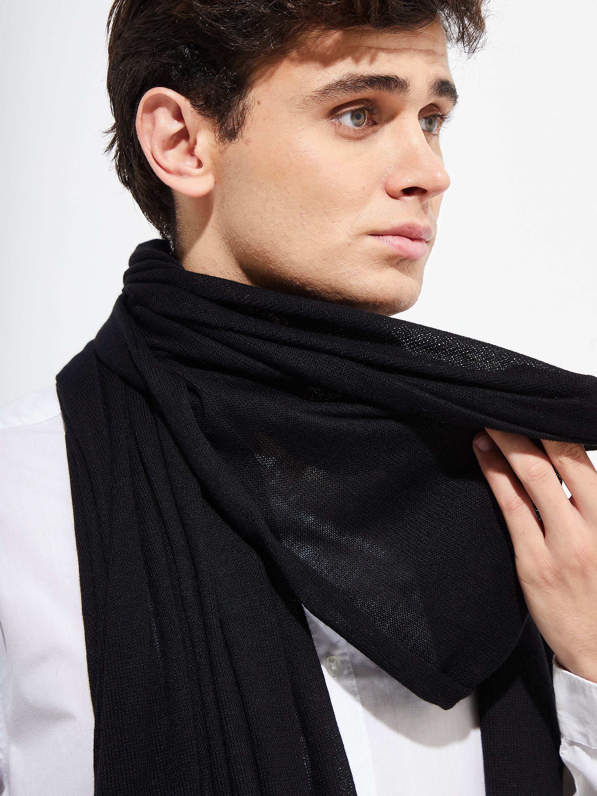 Bouveret Shawl Vicuña Color Black - Image 5