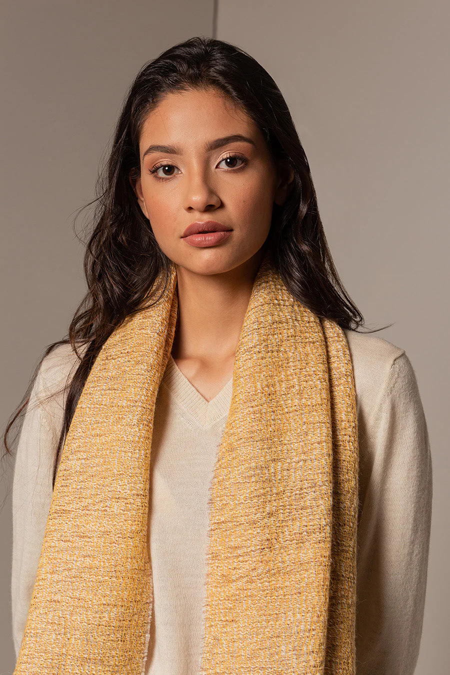 Ublong Shawl Baby Alpaca Color Amarillo - Image 3