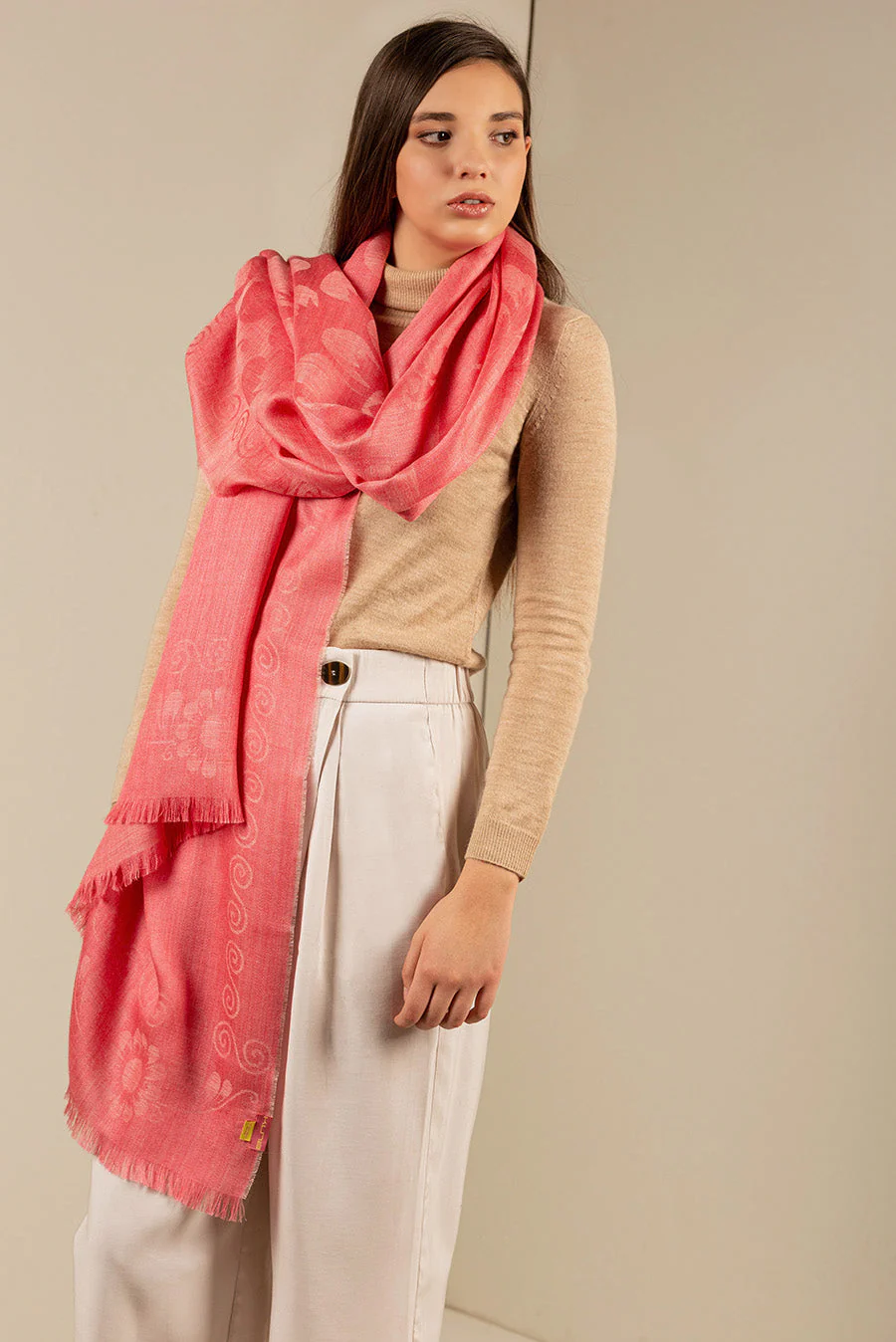 Unwrap Shawl Baby Alpaca Color Fucsia - Image 2