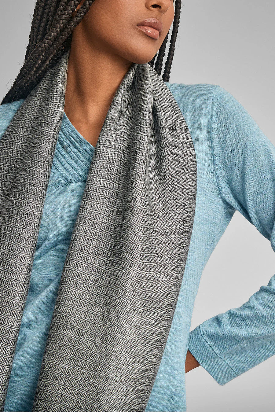 Willapa Shawl Baby Alpaca Color White Y Black - Image 3