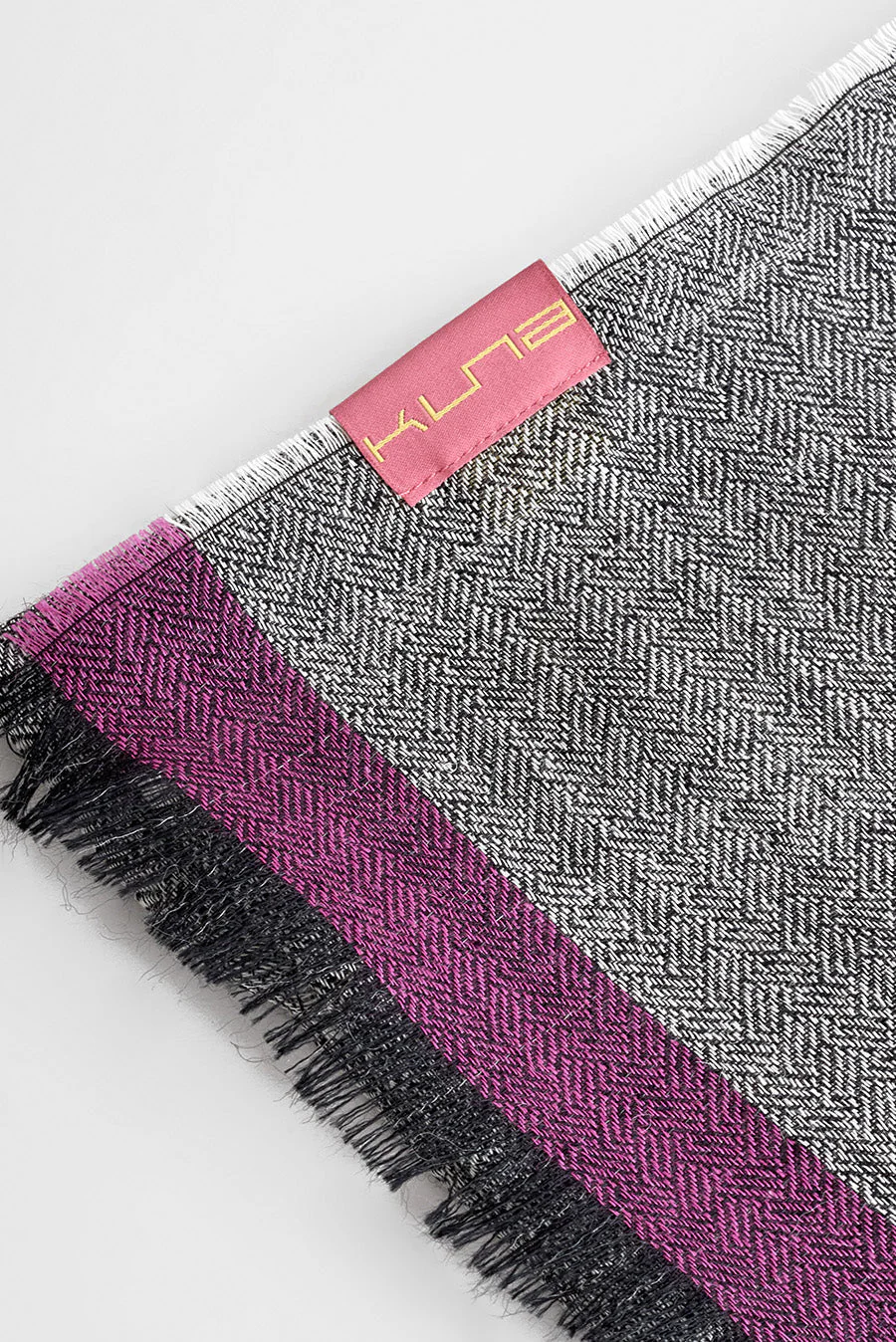 Willapa Shawl Baby Alpaca Color White Y Black - Image 4