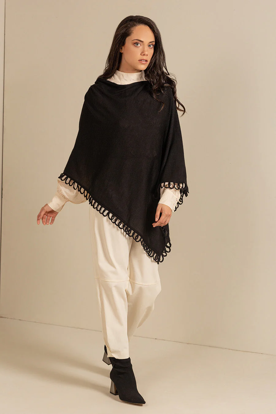 Bruma Poncho Alpaca 16 Color Black - Image 3